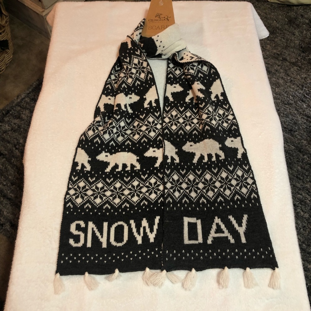 🐻‍❄️ NWT - Quagga Charcoal Snow Day Scarf